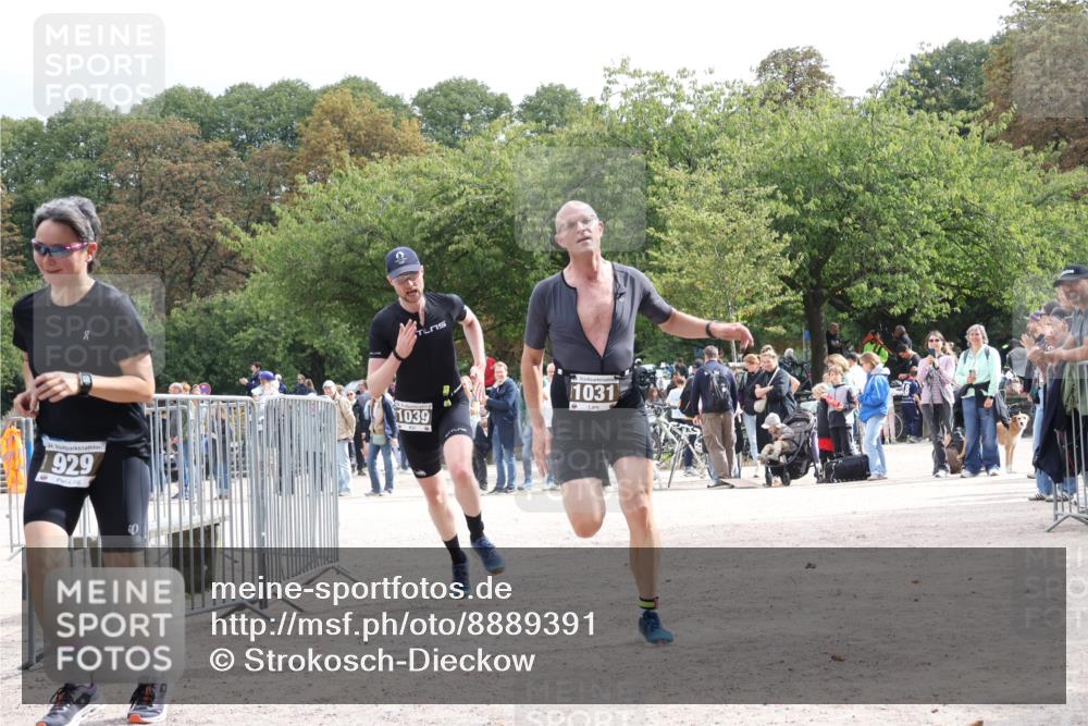 14.09.2025 - Stadtparktriathlon Strokosch-Dieckow http://msf.ph/oto/8889391 14.09.2025 12:40:44 Ziel 929, 1031, 1039 meine-sportfotos.de