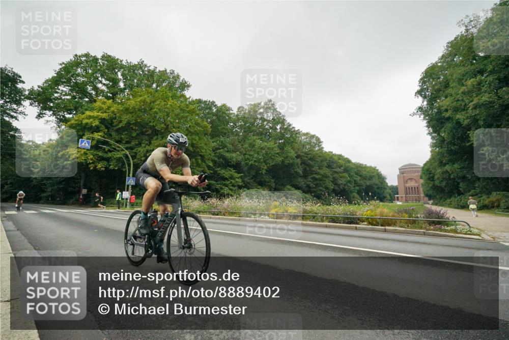 14.09.2025 - Stadtparktriathlon Michael Burmester http://msf.ph/oto/8889402 14.09.2025 09:11:49 Radfahren 335, 338, 394 meine-sportfotos.de