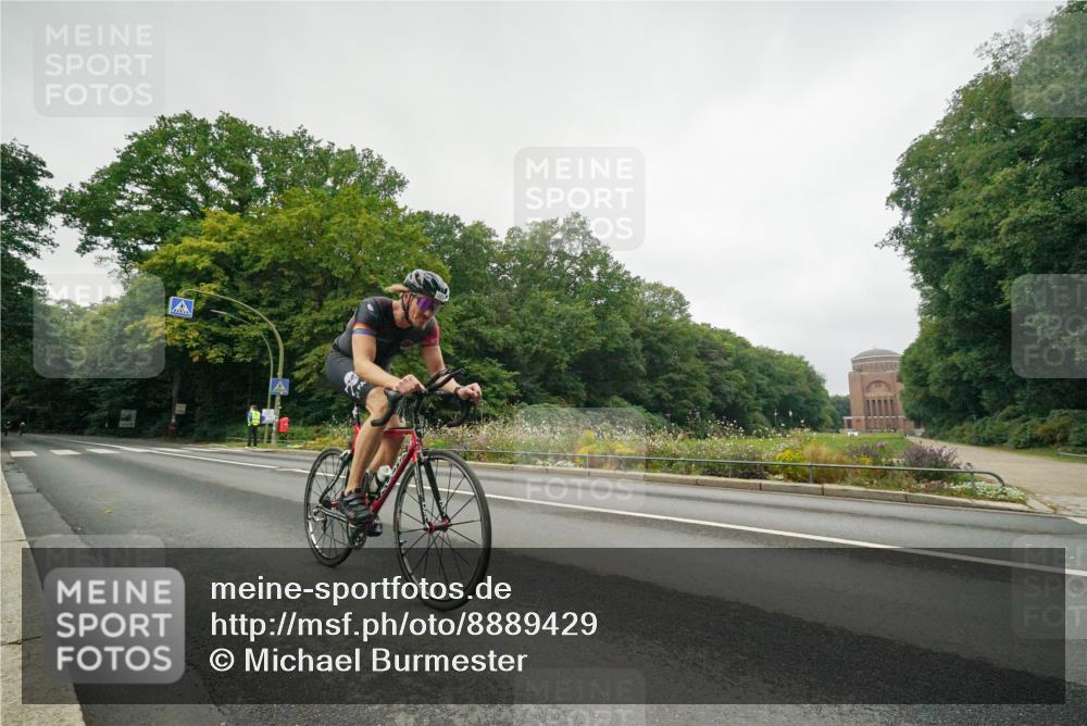 14.09.2025 - Stadtparktriathlon Michael Burmester http://msf.ph/oto/8889429 14.09.2025 09:12:55 Radfahren 306, 320, 358 meine-sportfotos.de