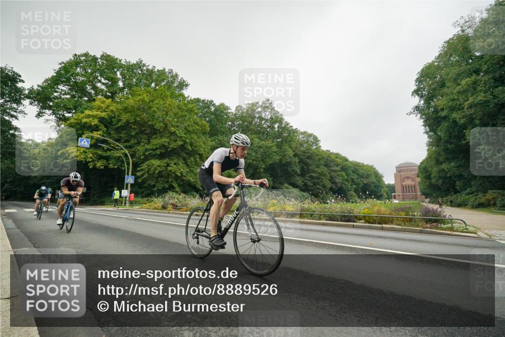14.09.2025 - Stadtparktriathlon Michael Burmester http://msf.ph/oto/8889526 14.09.2025 09:15:41 Radfahren 315, 337, 354, 361, 437, 451, 487 meine-sportfotos.de