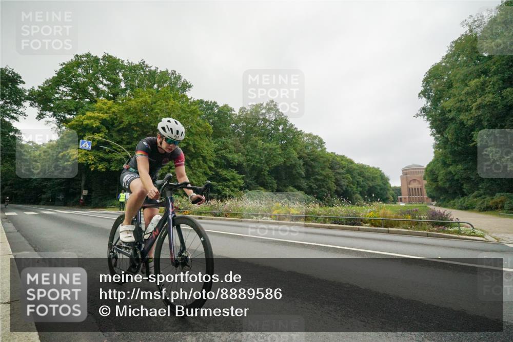 14.09.2025 - Stadtparktriathlon Michael Burmester http://msf.ph/oto/8889586 14.09.2025 09:16:53 Radfahren 303, 350, 453, 457 meine-sportfotos.de