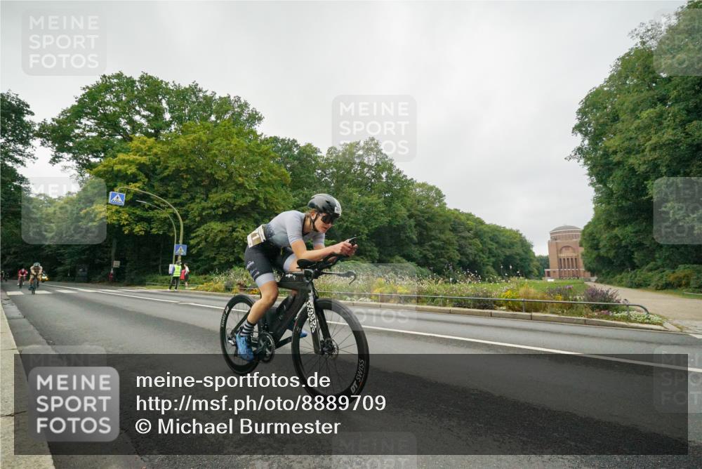 14.09.2025 - Stadtparktriathlon Michael Burmester http://msf.ph/oto/8889709 14.09.2025 09:19:19 Radfahren 304, 338, 397, 464, 467, 471, 480, 486 meine-sportfotos.de