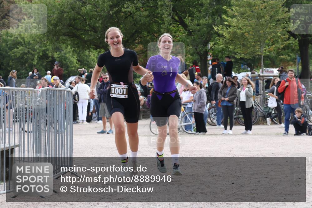 14.09.2025 - Stadtparktriathlon Strokosch-Dieckow http://msf.ph/oto/8889946 14.09.2025 12:48:09 Ziel 1001, 1002 meine-sportfotos.de