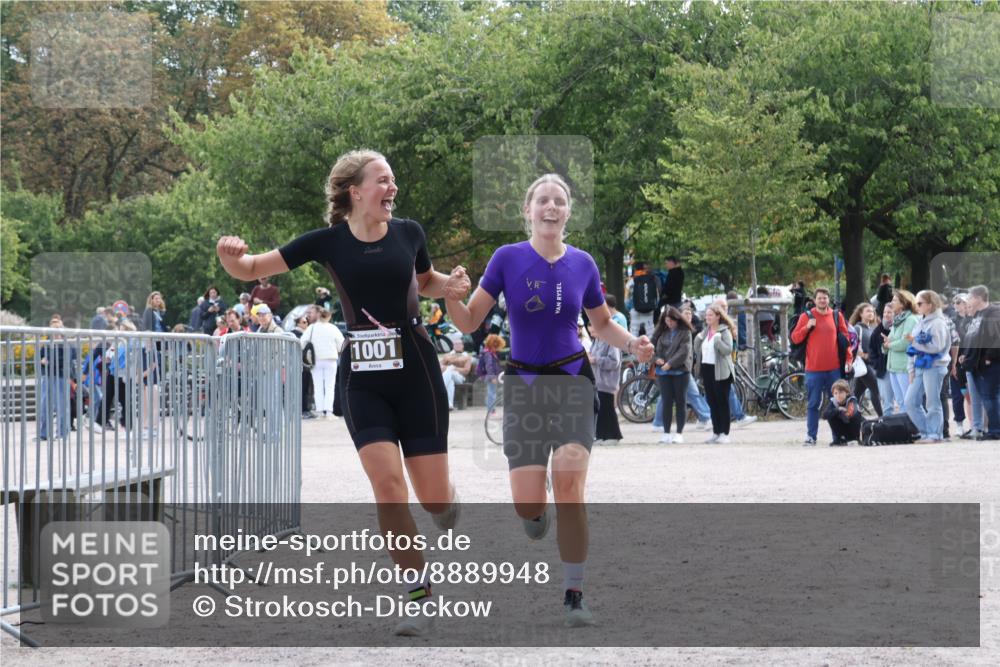 14.09.2025 - Stadtparktriathlon Strokosch-Dieckow http://msf.ph/oto/8889948 14.09.2025 12:48:10 Ziel 1001, 1002 meine-sportfotos.de