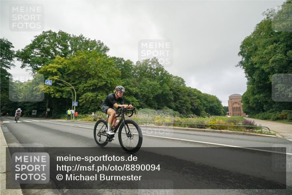 14.09.2025 - Stadtparktriathlon Michael Burmester http://msf.ph/oto/8890094 14.09.2025 09:28:15 Radfahren 327, 383, 393, 498 meine-sportfotos.de