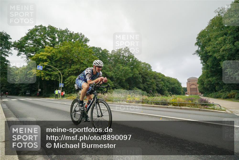 14.09.2025 - Stadtparktriathlon Michael Burmester http://msf.ph/oto/8890097 14.09.2025 09:28:17 Radfahren 327, 383, 393, 400, 413, 448, 498 meine-sportfotos.de