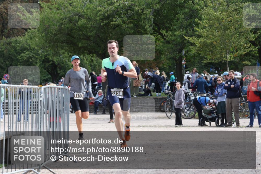 14.09.2025 - Stadtparktriathlon Strokosch-Dieckow http://msf.ph/oto/8890188 14.09.2025 12:54:55 Ziel 1133, 1139 meine-sportfotos.de