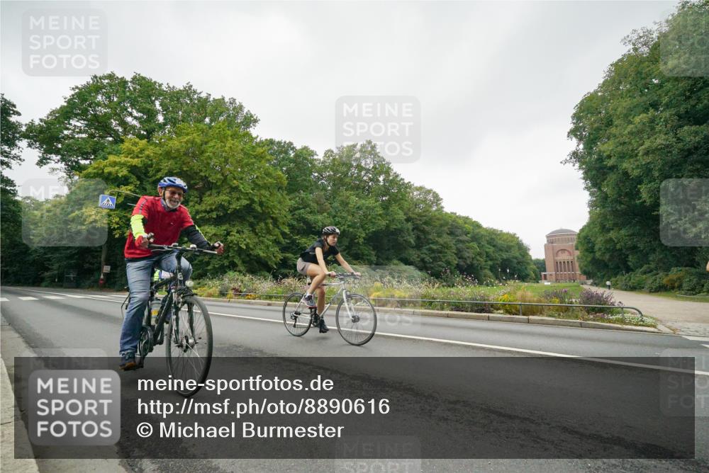14.09.2025 - Stadtparktriathlon Michael Burmester http://msf.ph/oto/8890616 14.09.2025 09:55:33 Radfahren 450, 546, 557 meine-sportfotos.de