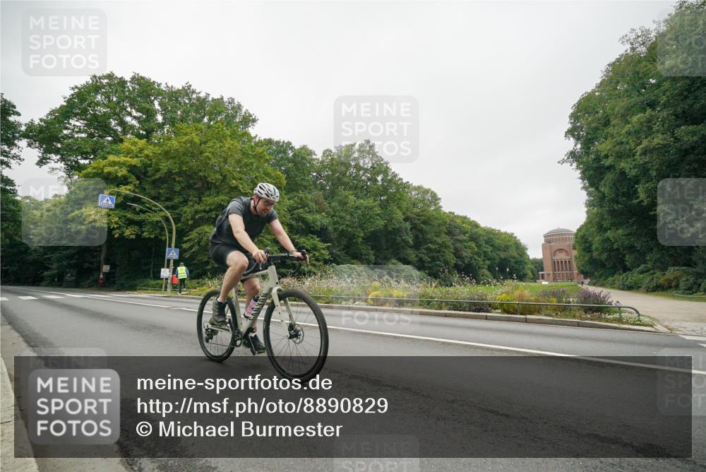 14.09.2025 - Stadtparktriathlon Michael Burmester http://msf.ph/oto/8890829 14.09.2025 10:08:25 Radfahren 618 meine-sportfotos.de