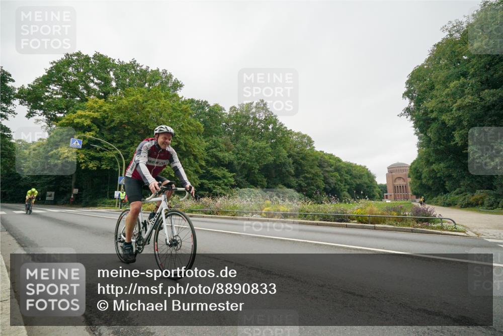 14.09.2025 - Stadtparktriathlon Michael Burmester http://msf.ph/oto/8890833 14.09.2025 10:08:49 Radfahren 550, 587, 593 meine-sportfotos.de