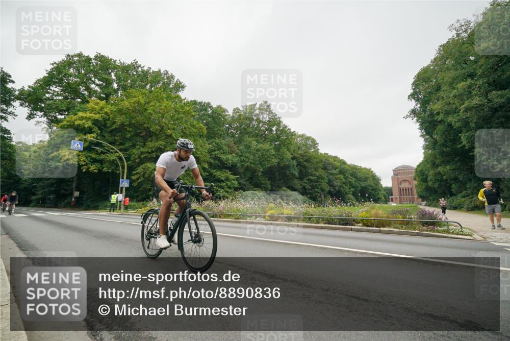 14.09.2025 - Stadtparktriathlon Michael Burmester http://msf.ph/oto/8890836 14.09.2025 10:08:59 Radfahren 576, 585, 614 meine-sportfotos.de