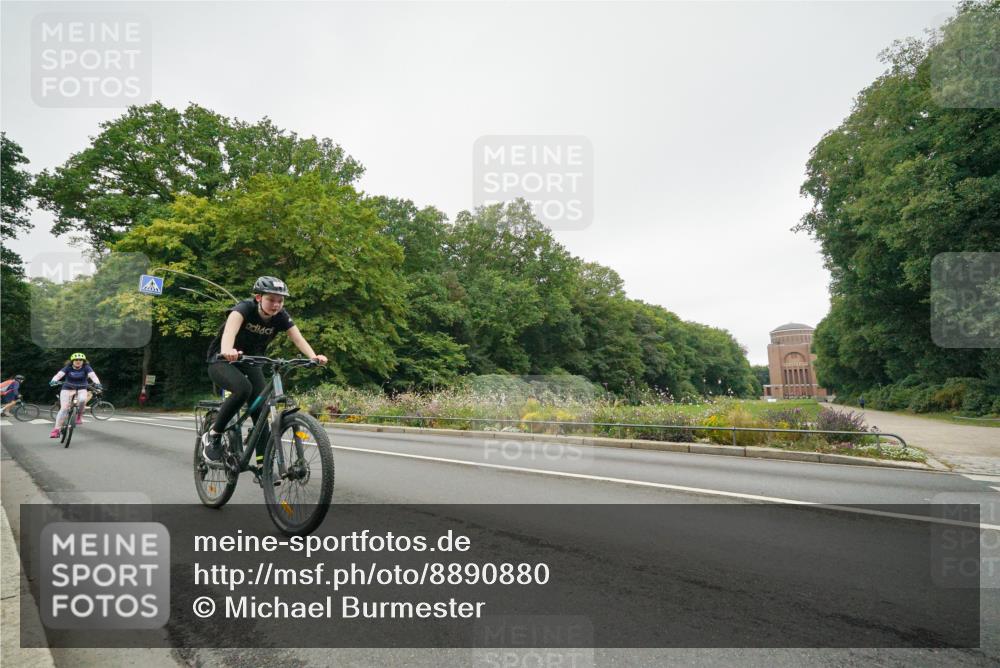 14.09.2025 - Stadtparktriathlon Michael Burmester http://msf.ph/oto/8890880 14.09.2025 10:11:19 Radfahren 528, 533, 568 meine-sportfotos.de