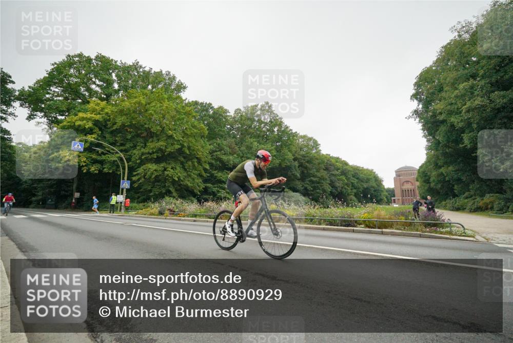 14.09.2025 - Stadtparktriathlon Michael Burmester http://msf.ph/oto/8890929 14.09.2025 10:14:12 Radfahren 554, 557, 570 meine-sportfotos.de