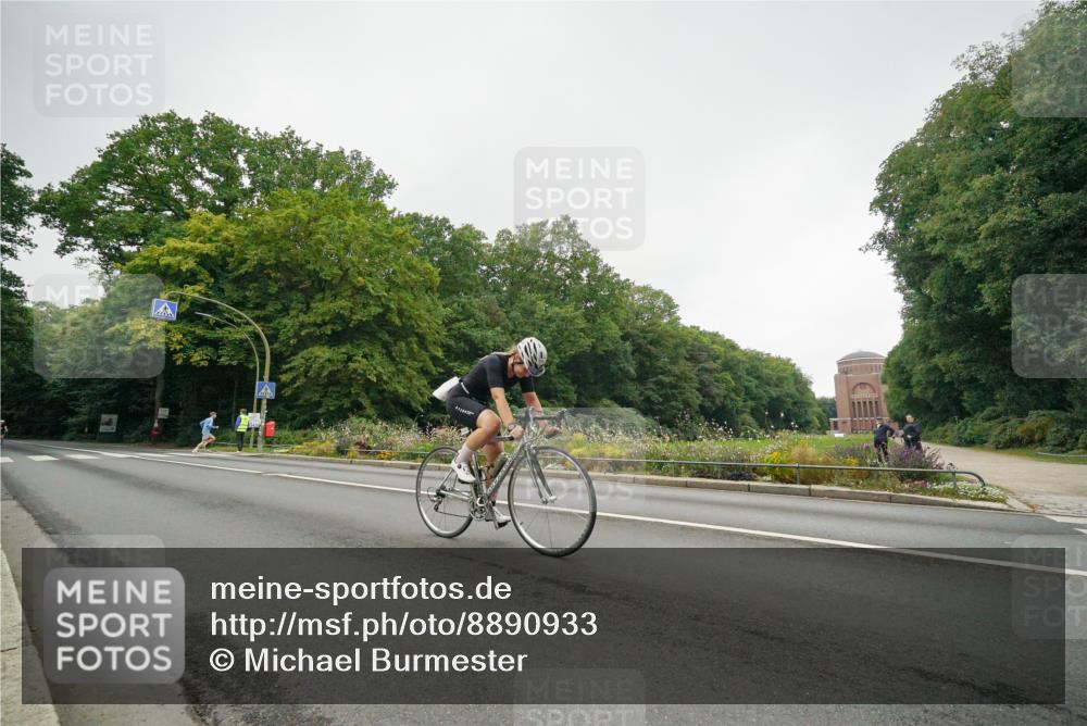 14.09.2025 - Stadtparktriathlon Michael Burmester http://msf.ph/oto/8890933 14.09.2025 10:14:22 Radfahren 511, 524, 557, 570 meine-sportfotos.de