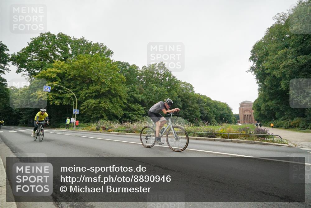 14.09.2025 - Stadtparktriathlon Michael Burmester http://msf.ph/oto/8890946 14.09.2025 10:15:06 Radfahren 541, 575, 593, 597, 604, 605, 717 meine-sportfotos.de