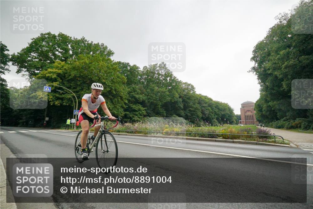 14.09.2025 - Stadtparktriathlon Michael Burmester http://msf.ph/oto/8891004 14.09.2025 10:17:56 Radfahren 523, 606, 676 meine-sportfotos.de
