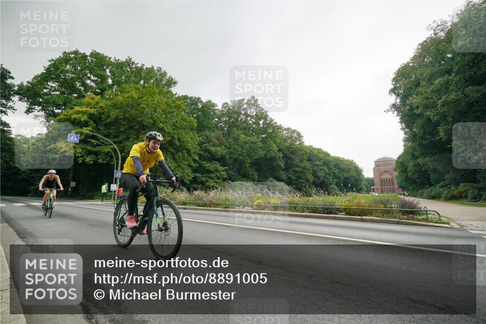 14.09.2025 - Stadtparktriathlon Michael Burmester http://msf.ph/oto/8891005 14.09.2025 10:18:01 Radfahren 523, 606, 676 meine-sportfotos.de
