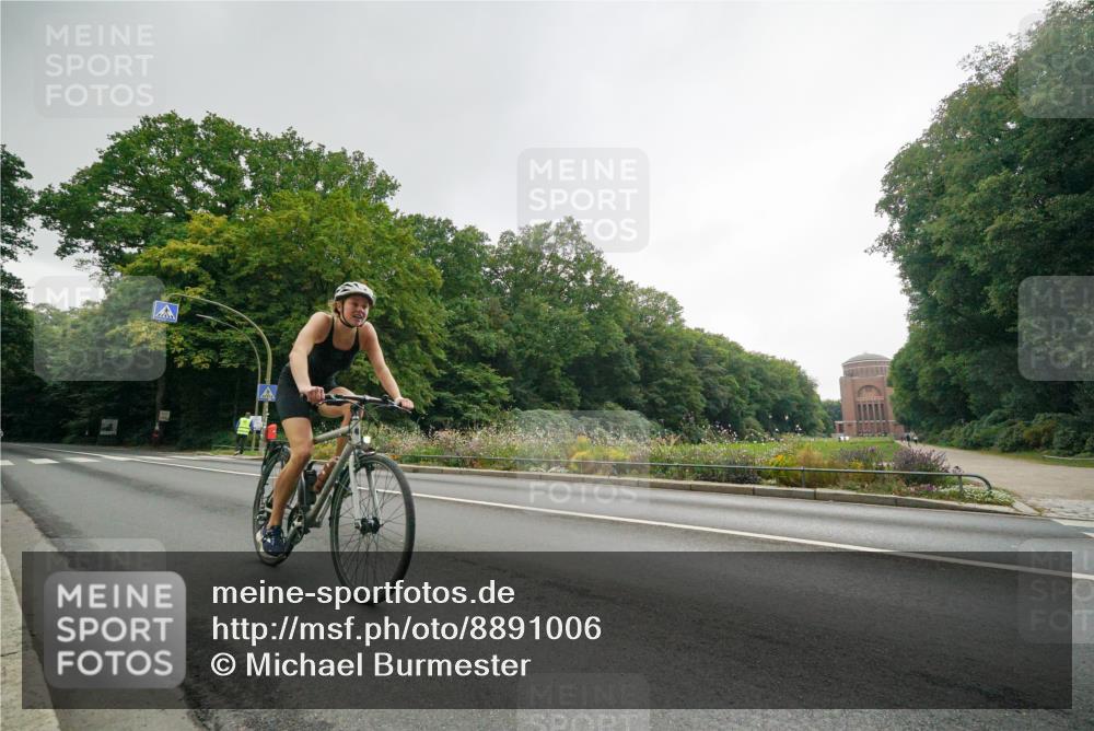 14.09.2025 - Stadtparktriathlon Michael Burmester http://msf.ph/oto/8891006 14.09.2025 10:18:02 Radfahren 523, 606, 676, 718 meine-sportfotos.de
