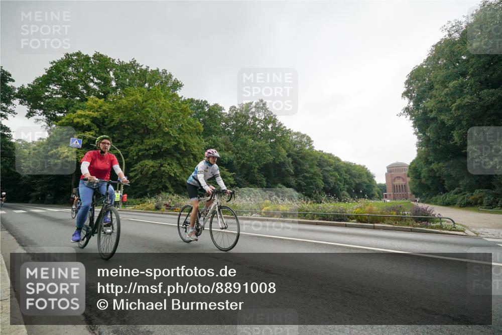 14.09.2025 - Stadtparktriathlon Michael Burmester http://msf.ph/oto/8891008 14.09.2025 10:18:10 Radfahren 602, 664, 674, 718 meine-sportfotos.de