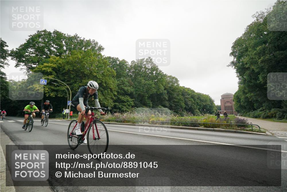 14.09.2025 - Stadtparktriathlon Michael Burmester http://msf.ph/oto/8891045 14.09.2025 10:20:08 Radfahren 539, 592, 611, 632, 661, 677, 687 meine-sportfotos.de