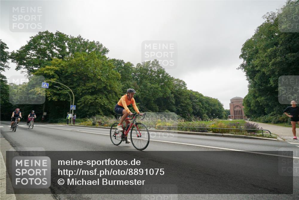 14.09.2025 - Stadtparktriathlon Michael Burmester http://msf.ph/oto/8891075 14.09.2025 10:21:06 Radfahren 533, 566, 596, 637, 648 meine-sportfotos.de