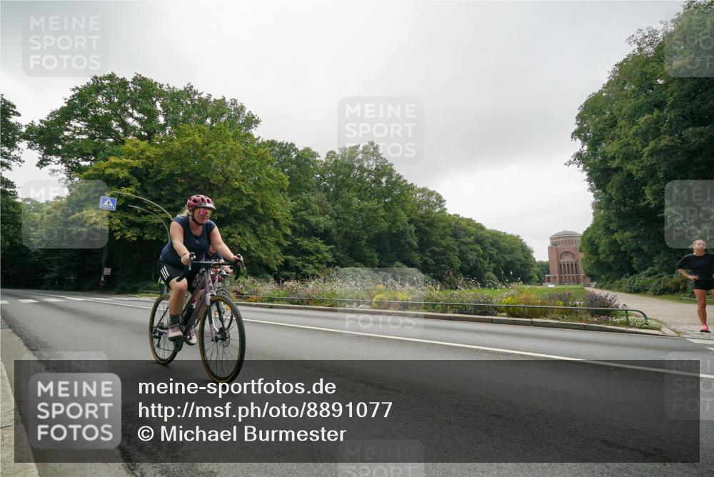 14.09.2025 - Stadtparktriathlon Michael Burmester http://msf.ph/oto/8891077 14.09.2025 10:21:08 Radfahren 533, 566, 596, 637, 648 meine-sportfotos.de