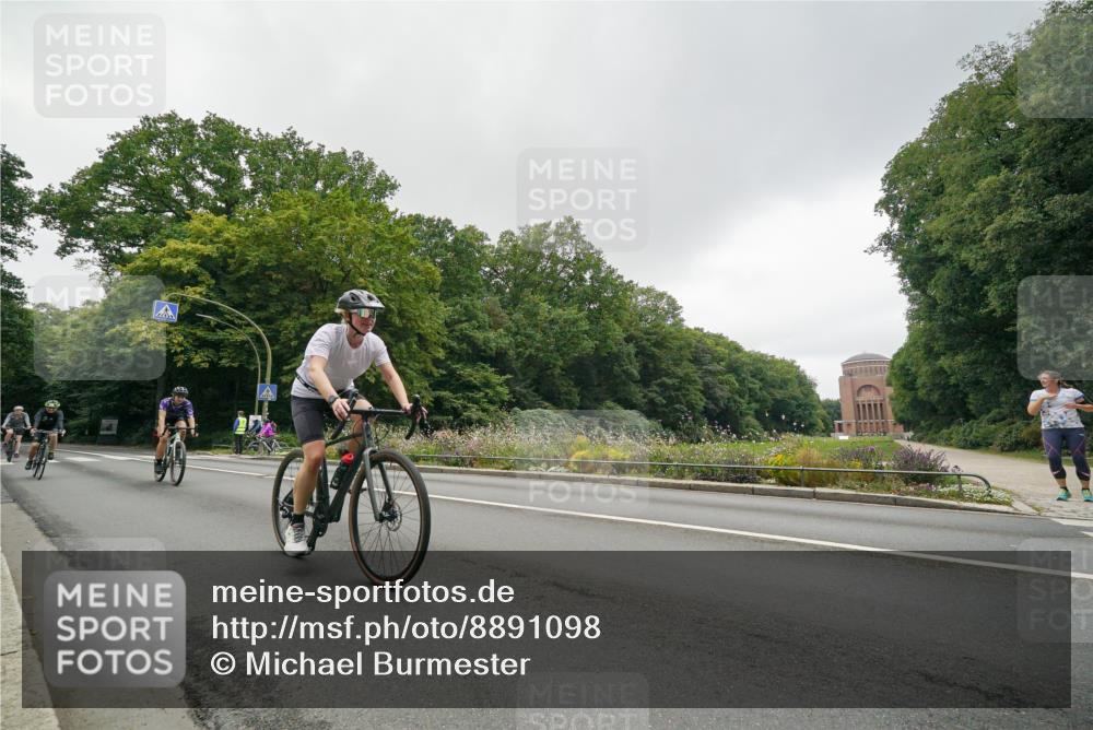 14.09.2025 - Stadtparktriathlon Michael Burmester http://msf.ph/oto/8891098 14.09.2025 10:21:50 Radfahren 531, 562, 586, 639, 697, 712, 714 meine-sportfotos.de