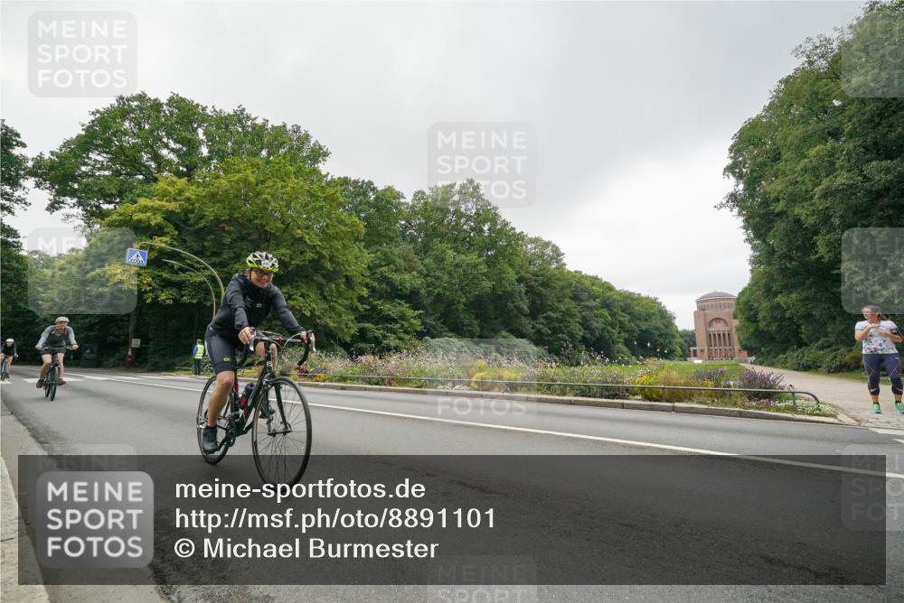 14.09.2025 - Stadtparktriathlon Michael Burmester http://msf.ph/oto/8891101 14.09.2025 10:21:52 Radfahren 586, 639, 697, 712, 714 meine-sportfotos.de