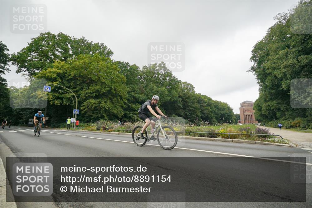 14.09.2025 - Stadtparktriathlon Michael Burmester http://msf.ph/oto/8891154 14.09.2025 10:23:36 Radfahren 545, 555, 587, 595, 607, 608, 618, 624, 698, 706 meine-sportfotos.de