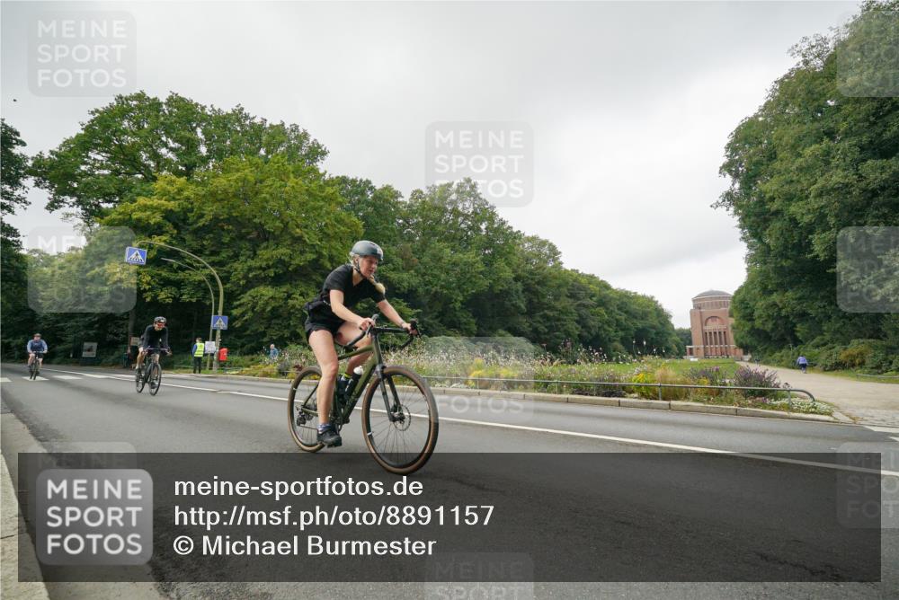 14.09.2025 - Stadtparktriathlon Michael Burmester http://msf.ph/oto/8891157 14.09.2025 10:23:40 Radfahren 545, 595, 608, 618, 624, 698 meine-sportfotos.de