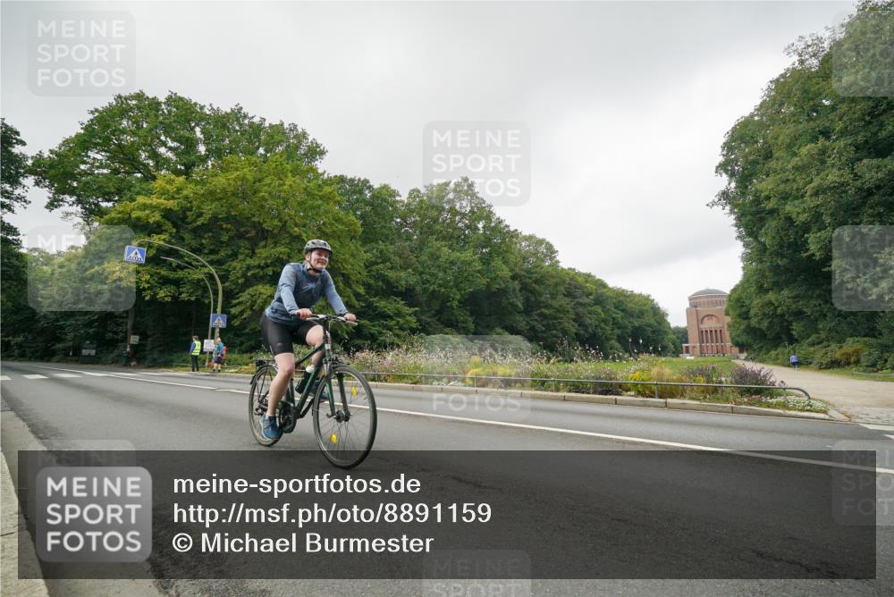 14.09.2025 - Stadtparktriathlon Michael Burmester http://msf.ph/oto/8891159 14.09.2025 10:23:42 Radfahren 545, 595, 608, 618, 621, 698 meine-sportfotos.de