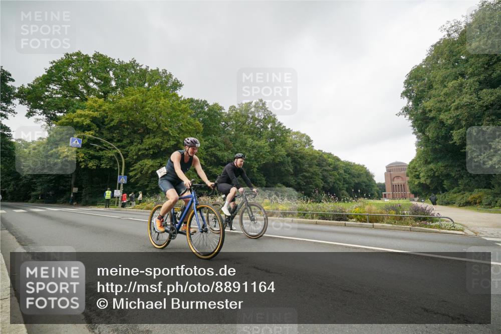 14.09.2025 - Stadtparktriathlon Michael Burmester http://msf.ph/oto/8891164 14.09.2025 10:24:24 Radfahren 550, 585, 614, 678 meine-sportfotos.de
