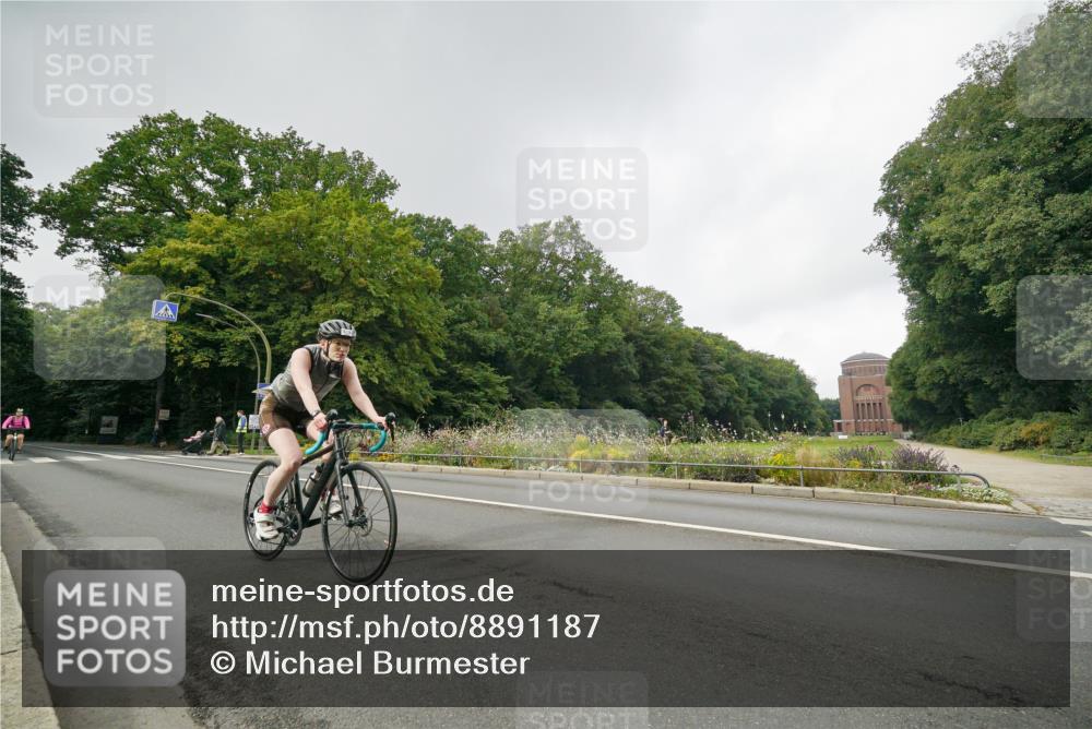 14.09.2025 - Stadtparktriathlon Michael Burmester http://msf.ph/oto/8891187 14.09.2025 10:25:00 Radfahren 519, 536, 668, 679 meine-sportfotos.de