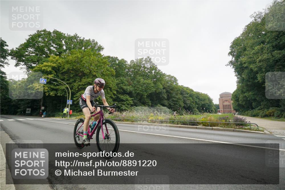 14.09.2025 - Stadtparktriathlon Michael Burmester http://msf.ph/oto/8891220 14.09.2025 10:26:23 Radfahren 665, 695 meine-sportfotos.de