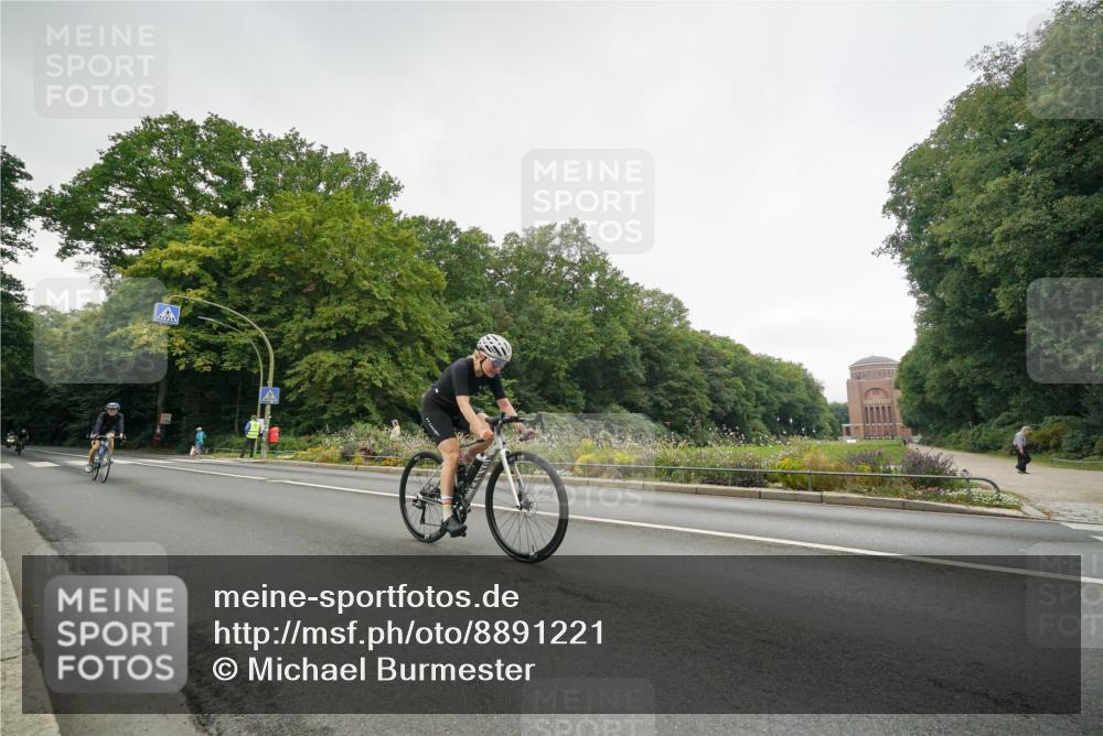 14.09.2025 - Stadtparktriathlon Michael Burmester http://msf.ph/oto/8891221 14.09.2025 10:26:31 Radfahren 561, 664, 665, 692 meine-sportfotos.de