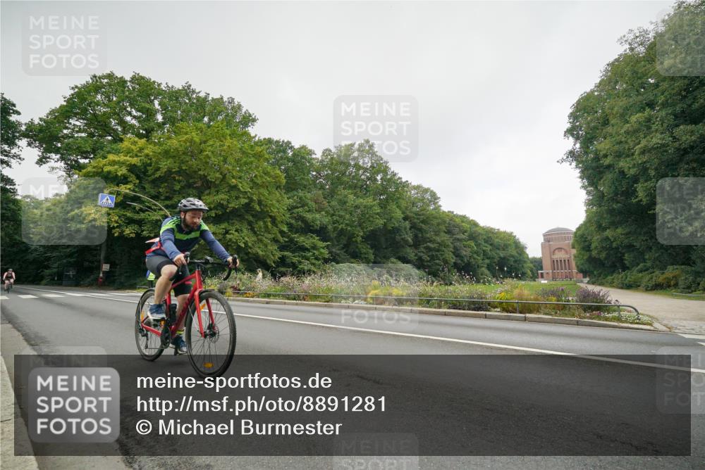 14.09.2025 - Stadtparktriathlon Michael Burmester http://msf.ph/oto/8891281 14.09.2025 10:29:02 Radfahren 565, 581, 655, 694, 702, 721 meine-sportfotos.de