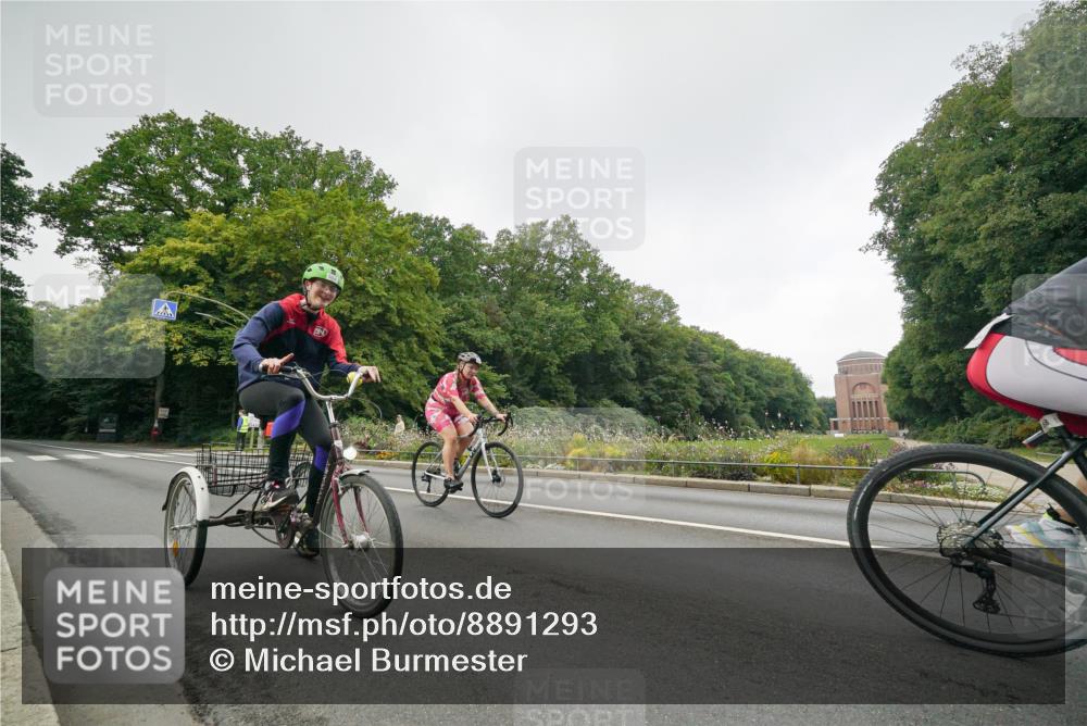 14.09.2025 - Stadtparktriathlon Michael Burmester http://msf.ph/oto/8891293 14.09.2025 10:29:36 Radfahren 566, 582, 648, 691 meine-sportfotos.de