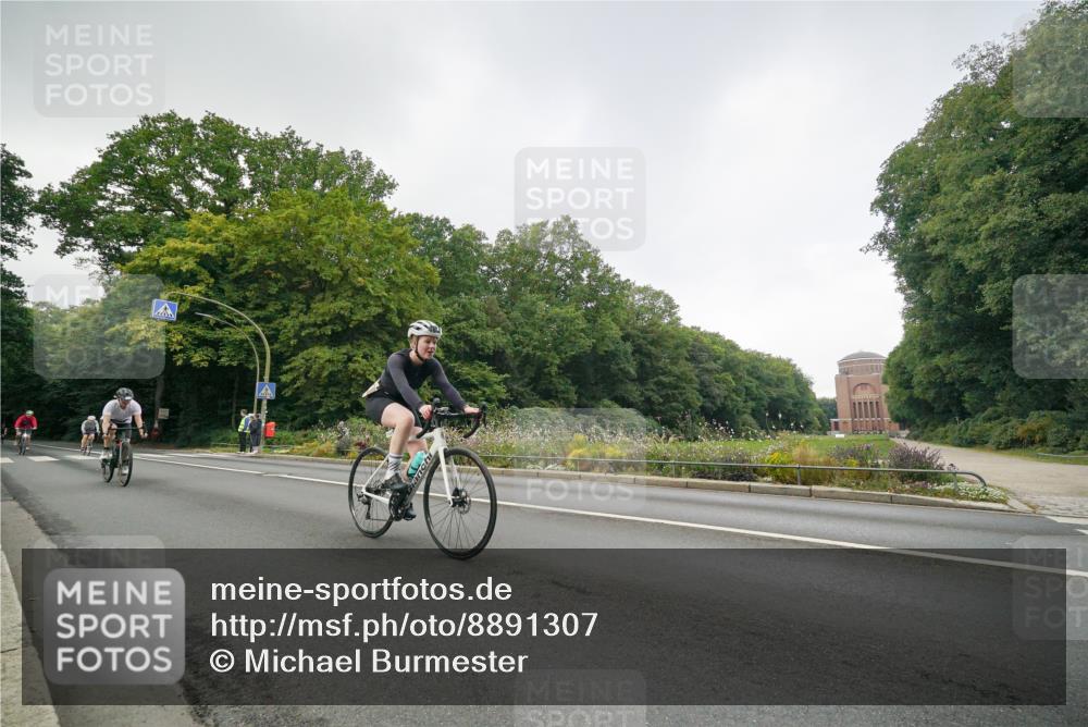14.09.2025 - Stadtparktriathlon Michael Burmester http://msf.ph/oto/8891307 14.09.2025 10:30:25 Radfahren 586, 620, 645, 699, 700, 704 meine-sportfotos.de