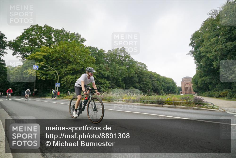 14.09.2025 - Stadtparktriathlon Michael Burmester http://msf.ph/oto/8891308 14.09.2025 10:30:26 Radfahren 586, 620, 645, 697, 699, 700, 704 meine-sportfotos.de