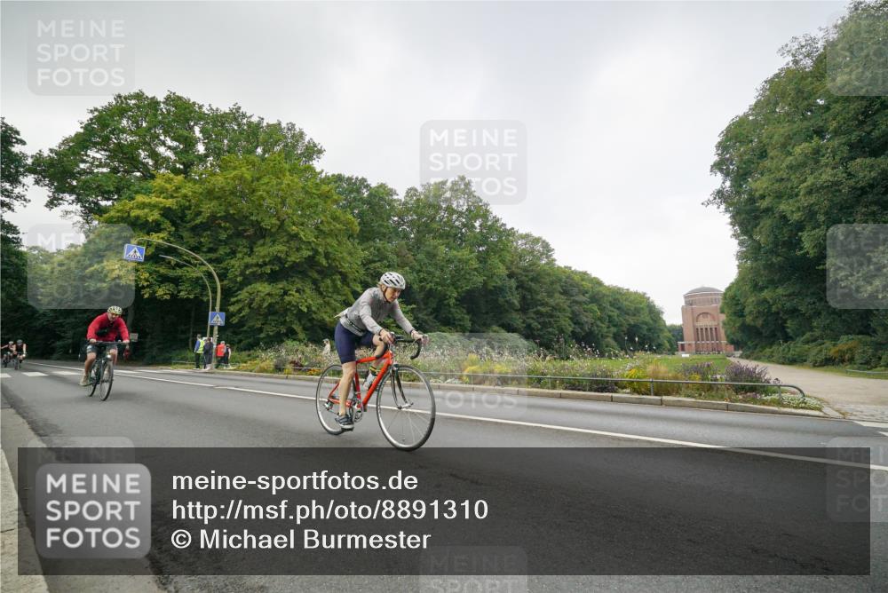 14.09.2025 - Stadtparktriathlon Michael Burmester http://msf.ph/oto/8891310 14.09.2025 10:30:28 Radfahren 586, 620, 645, 697, 699, 700, 704 meine-sportfotos.de