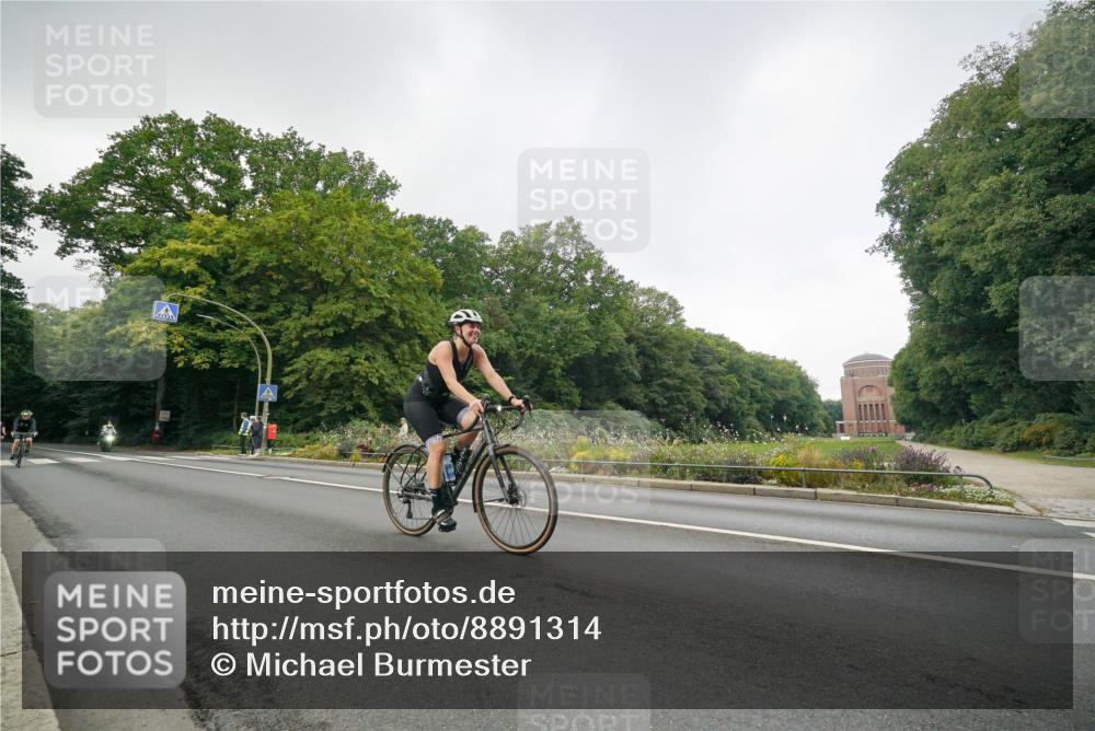 14.09.2025 - Stadtparktriathlon Michael Burmester http://msf.ph/oto/8891314 14.09.2025 10:30:32 Radfahren 586, 596, 620, 642, 645, 697, 699, 700 meine-sportfotos.de