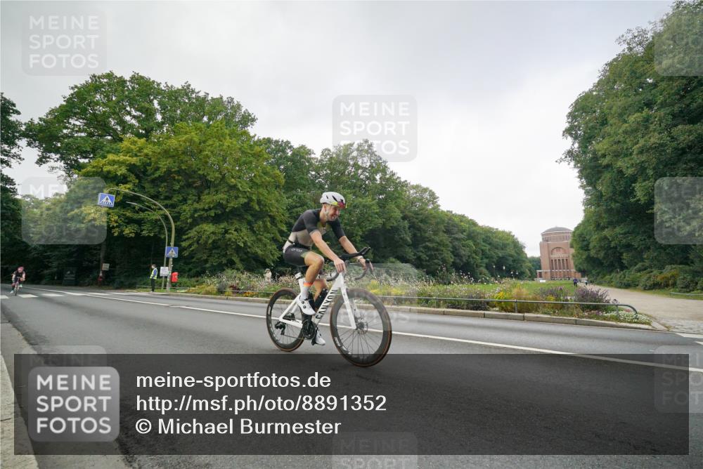 14.09.2025 - Stadtparktriathlon Michael Burmester http://msf.ph/oto/8891352 14.09.2025 10:32:10 Radfahren 517, 654, 716, 763 meine-sportfotos.de