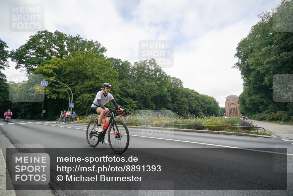 14.09.2025 - Stadtparktriathlon Michael Burmester http://msf.ph/oto/8891393 14.09.2025 10:35:12 Radfahren 536, 671, 679 meine-sportfotos.de