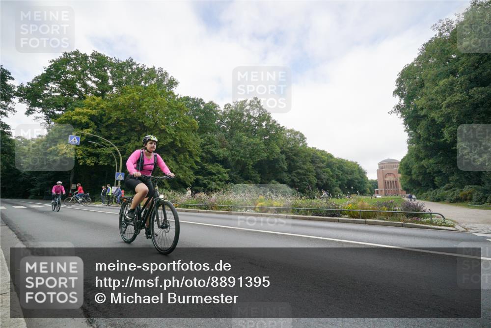 14.09.2025 - Stadtparktriathlon Michael Burmester http://msf.ph/oto/8891395 14.09.2025 10:35:15 Radfahren 536, 671, 679 meine-sportfotos.de