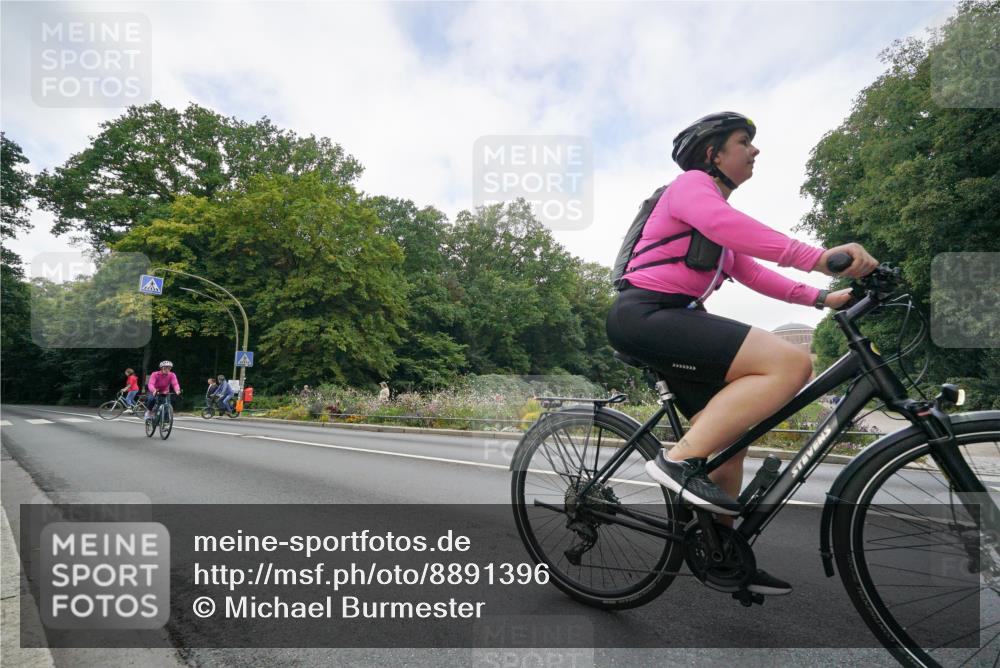 14.09.2025 - Stadtparktriathlon Michael Burmester http://msf.ph/oto/8891396 14.09.2025 10:35:15 Radfahren 536, 671, 679 meine-sportfotos.de