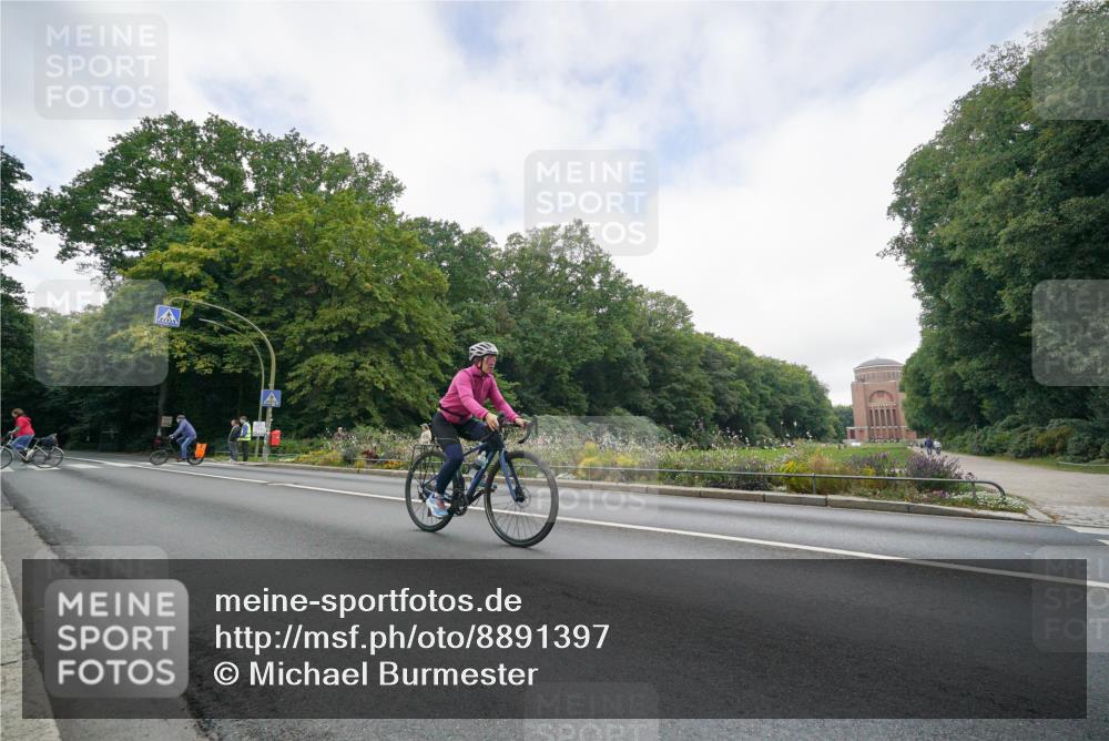 14.09.2025 - Stadtparktriathlon Michael Burmester http://msf.ph/oto/8891397 14.09.2025 10:35:16 Radfahren 536, 671, 679 meine-sportfotos.de