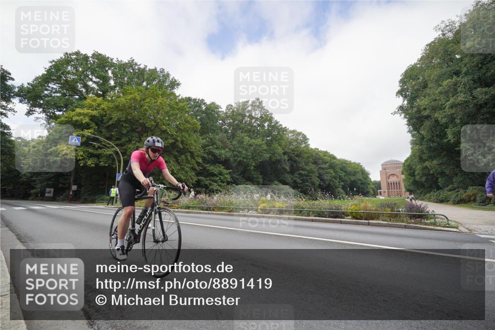 14.09.2025 - Stadtparktriathlon Michael Burmester http://msf.ph/oto/8891419 14.09.2025 10:36:23 Radfahren 633, 677 meine-sportfotos.de