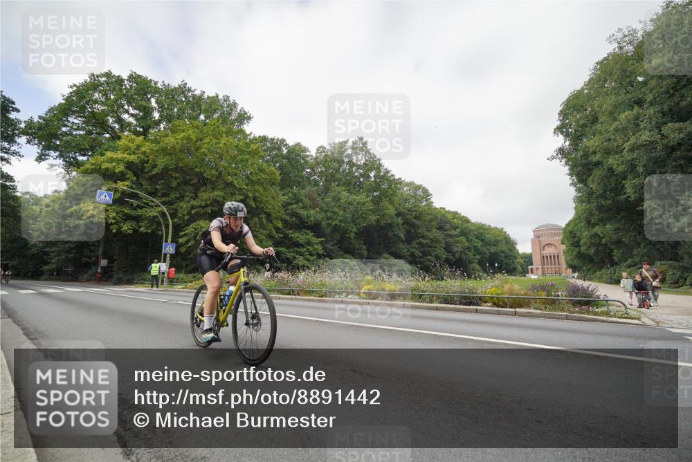 14.09.2025 - Stadtparktriathlon Michael Burmester http://msf.ph/oto/8891442 14.09.2025 10:37:09 Radfahren 518, 667, 737, 785, 813 meine-sportfotos.de