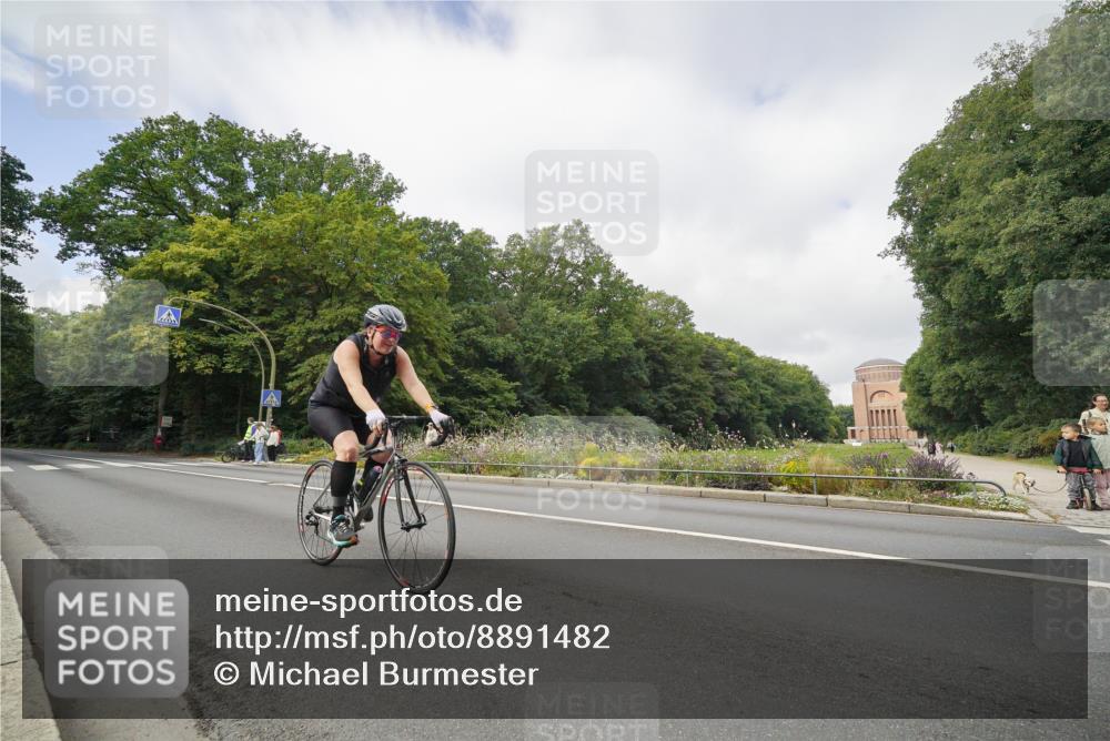 14.09.2025 - Stadtparktriathlon Michael Burmester http://msf.ph/oto/8891482 14.09.2025 10:38:32 Radfahren 645, 700, 704, 777 meine-sportfotos.de