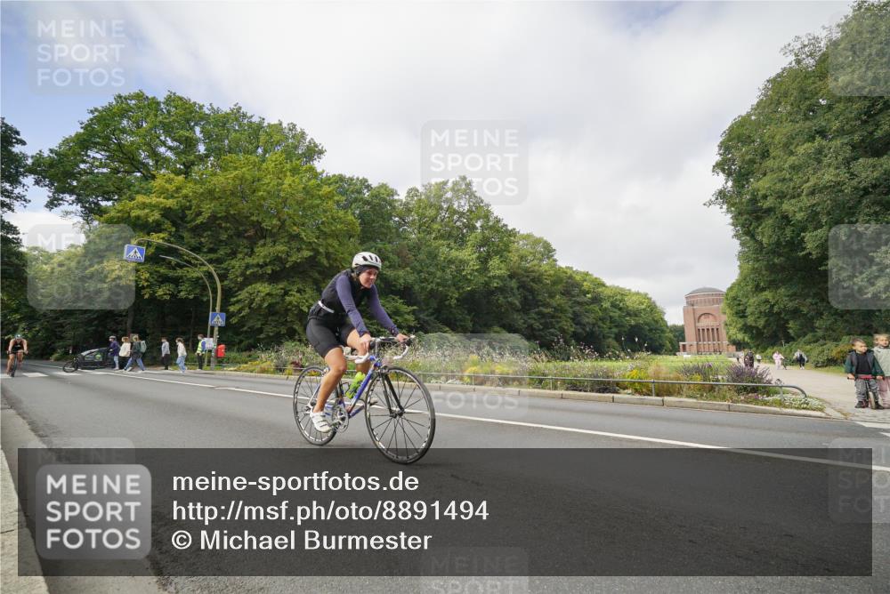 14.09.2025 - Stadtparktriathlon Michael Burmester http://msf.ph/oto/8891494 14.09.2025 10:38:55 Radfahren 581, 624, 706, 779 meine-sportfotos.de